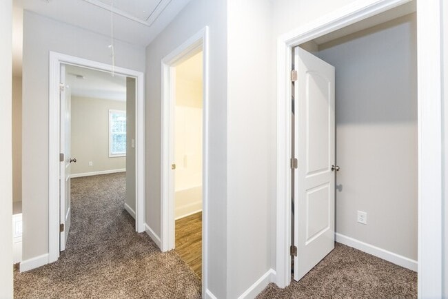 Building Photo - Beautiful 3BD/2.5BA Duplex Home!