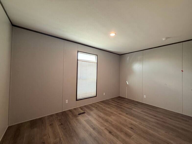 Building Photo - 127 Paramount Dr