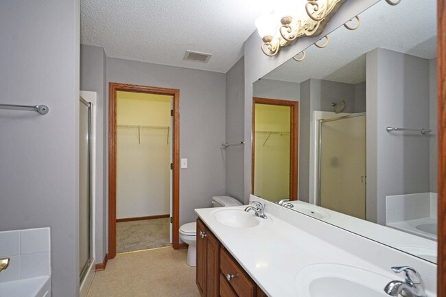 Building Photo - Beautiful 2-Bedroom 3-Bathroom Townhouse in Plymouth!