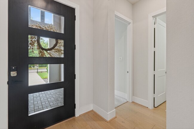 Building Photo - 10561 Lake Palmetto Dr