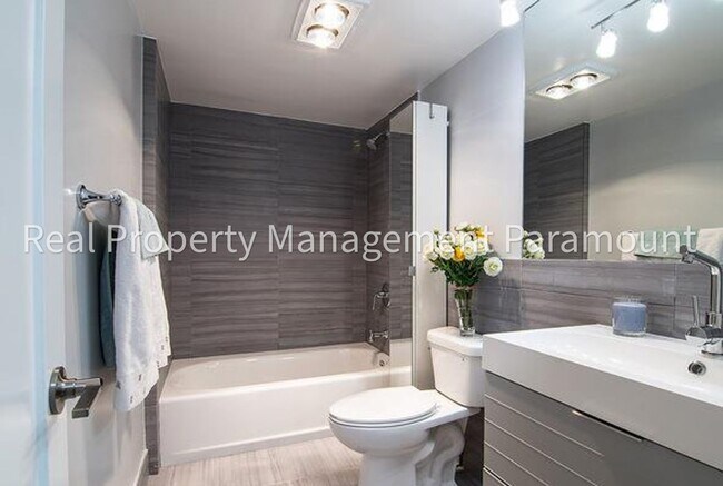 Building Photo - Spacious Condo with Relaxing Pool Views