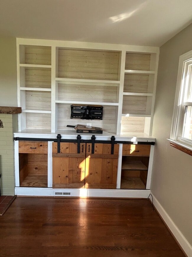 Building Photo - Remodeled rancher just outside of Frederick with stunning mountain views ready for you!