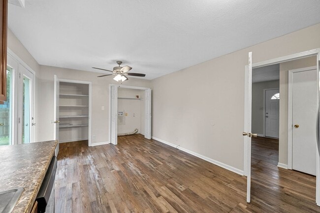 Building Photo - 4 Bedroom 2 Full Bath Pet Friendly Home For Rent!