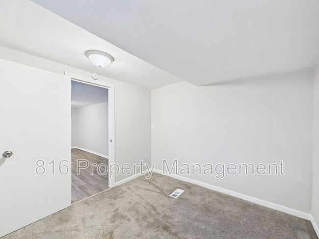 Building Photo - 126 S Village Terrace