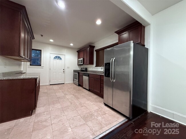 Building Photo - 424 Woodvale Pl