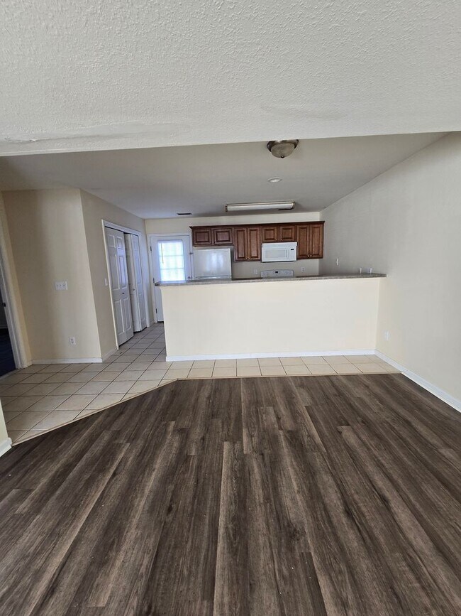 Building Photo - 5505-5507 Volunteer Dr.