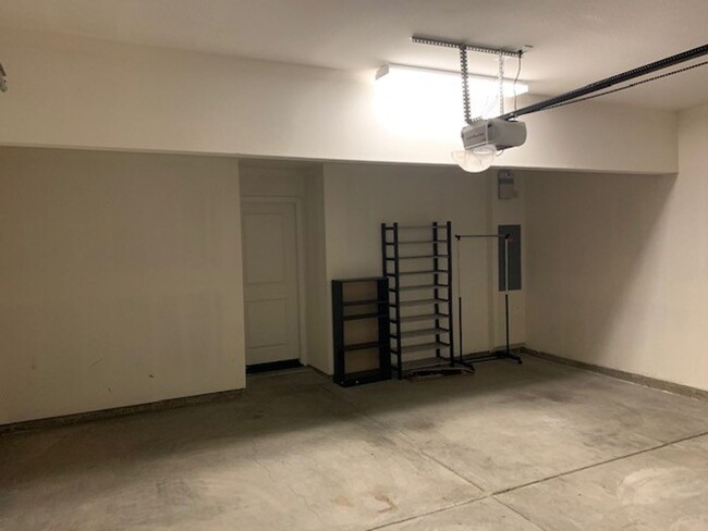 Building Photo - Goleta townhome