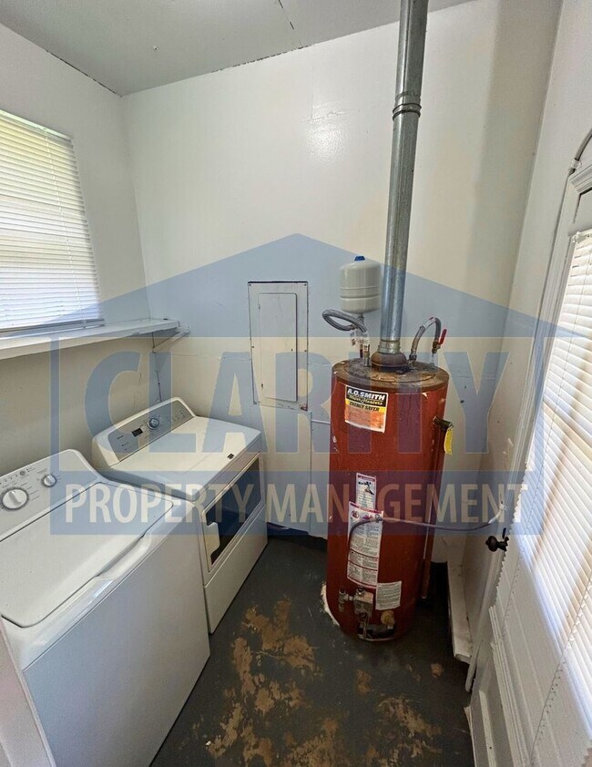 Building Photo - Three bedroom ranch-style home!