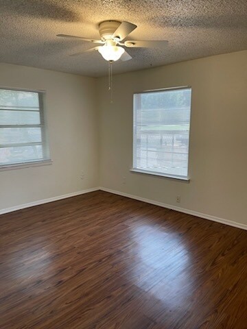 Building Photo - MOVE-IN READY ON 11/1/2025. Single level, pet friendly front-end fourplex townhome, UPGRADED WIDE...