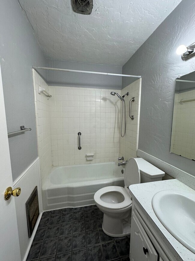 Building Photo - 4844 Woodview Dr