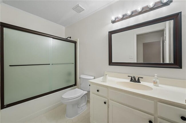 Building Photo - 2104 Pine Heights Dr NE