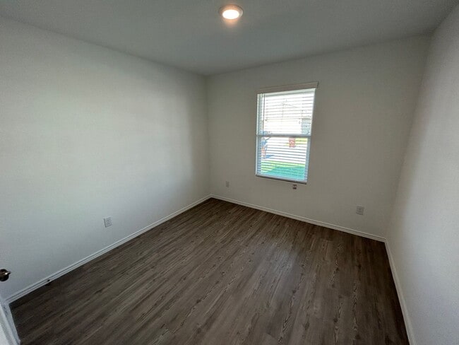 Building Photo - *MOVE IN SPECIAL* Modern 4-Bedroom Living with Community Pool Access!