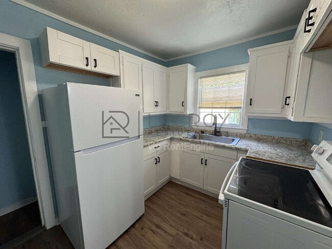 Building Photo - 1816 Kenmore Dr
