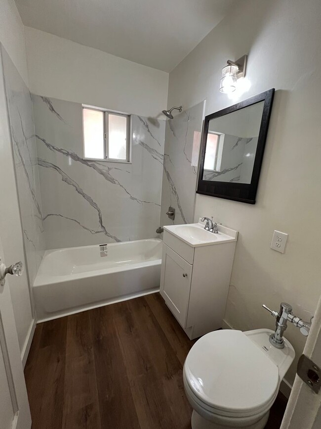 Building Photo - Modern Midtown Living! Stylish 1BD/1BA Dup...