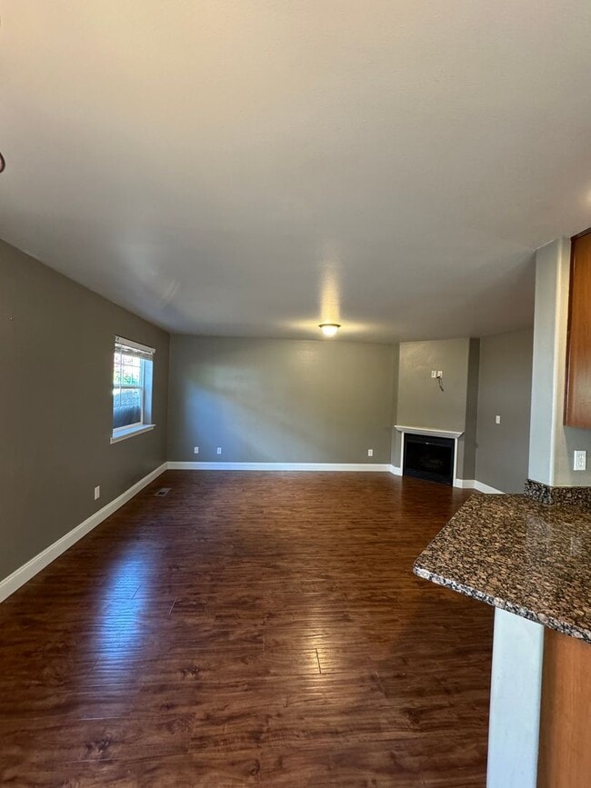 Building Photo - 3 Bedroom 2.5 Bath in Four Seasons HOA