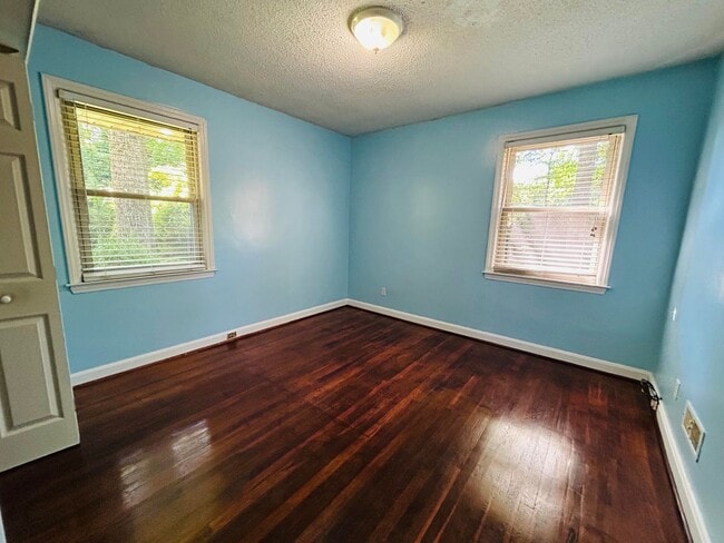 Building Photo - Fabulous 3 bedroom 2 bathroom Ranch home in Lawndale Homes area in NW Greensboro. Huge yard.