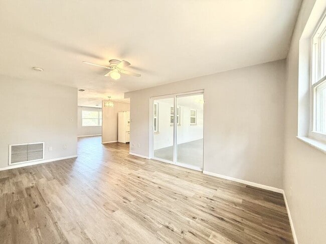 Building Photo - 1501 S Hillcrest Ave