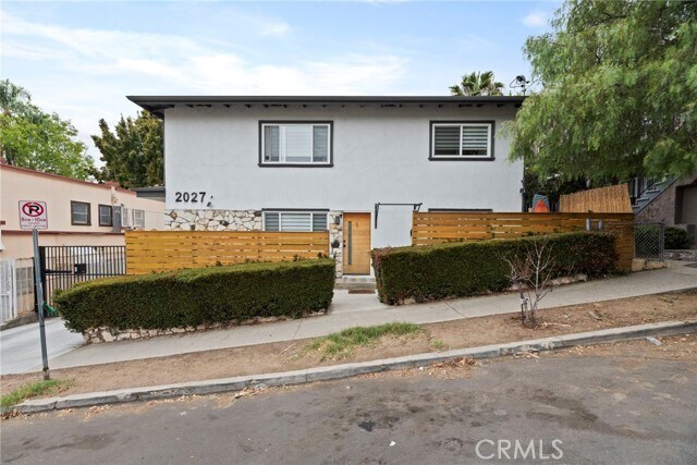 Building Photo - 2027 Vista Del Mar Ave