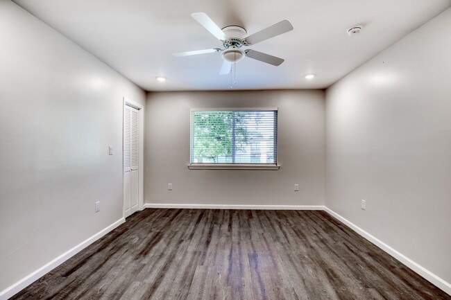 Building Photo - Newly Renovated 2 Bedroom 2 Bath Condo / G...