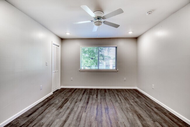 Building Photo - Newly Renovated 2 Bedroom 2 Bath Condo / Gated Parking / East Dallas