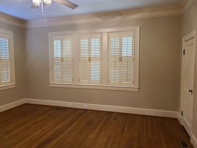 Building Photo - Renovated 3 Bedroom and 2 Bathroom availab...