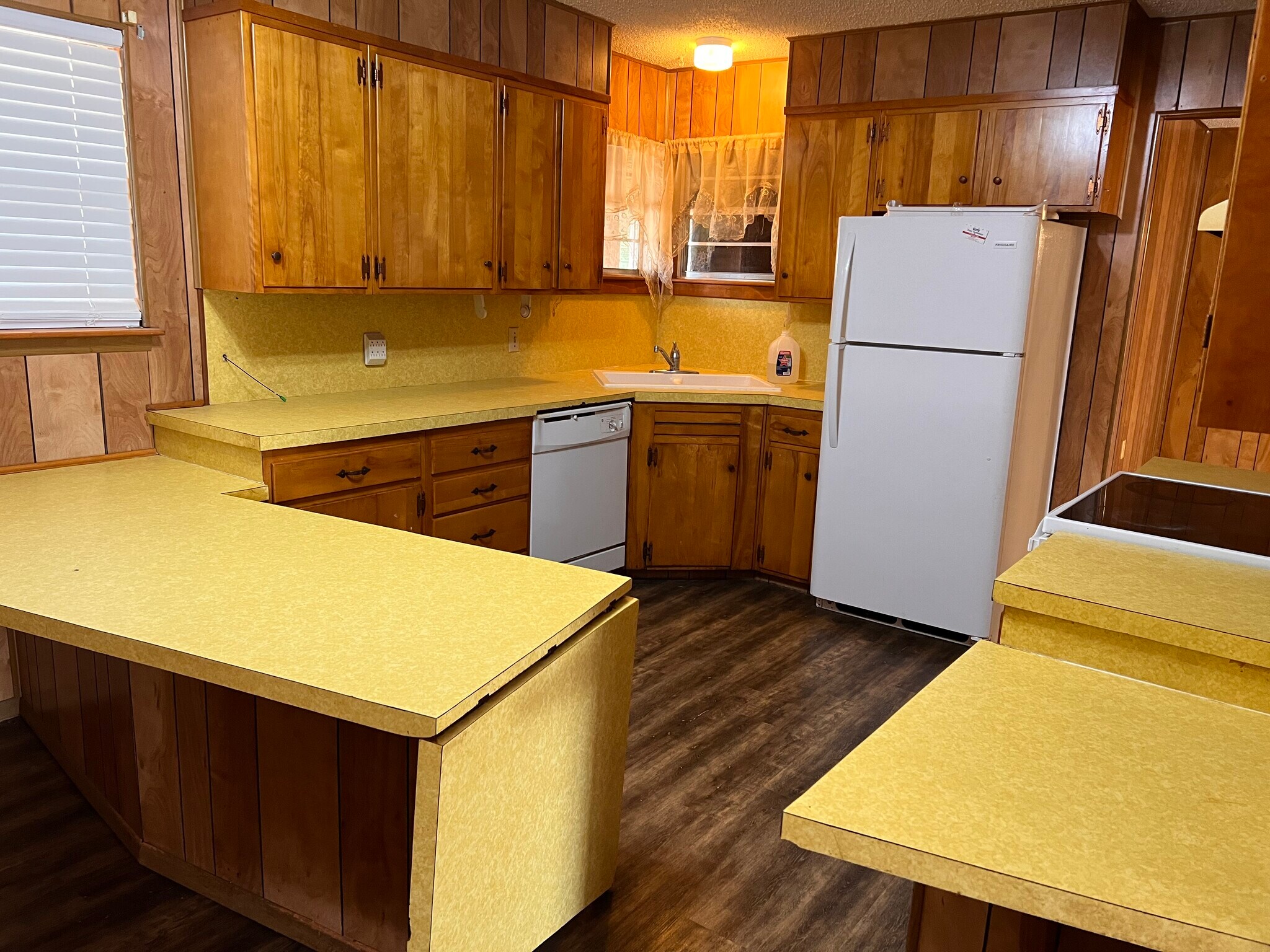 Building Photo - 901 S Pecos Dr