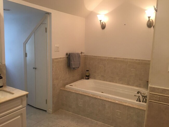 Building Photo - 215 S Quince St