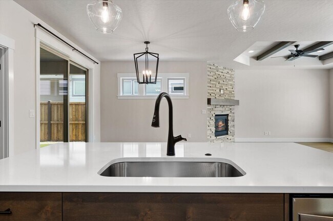 Building Photo - Resort-Style Living in the Prestigious Riv...