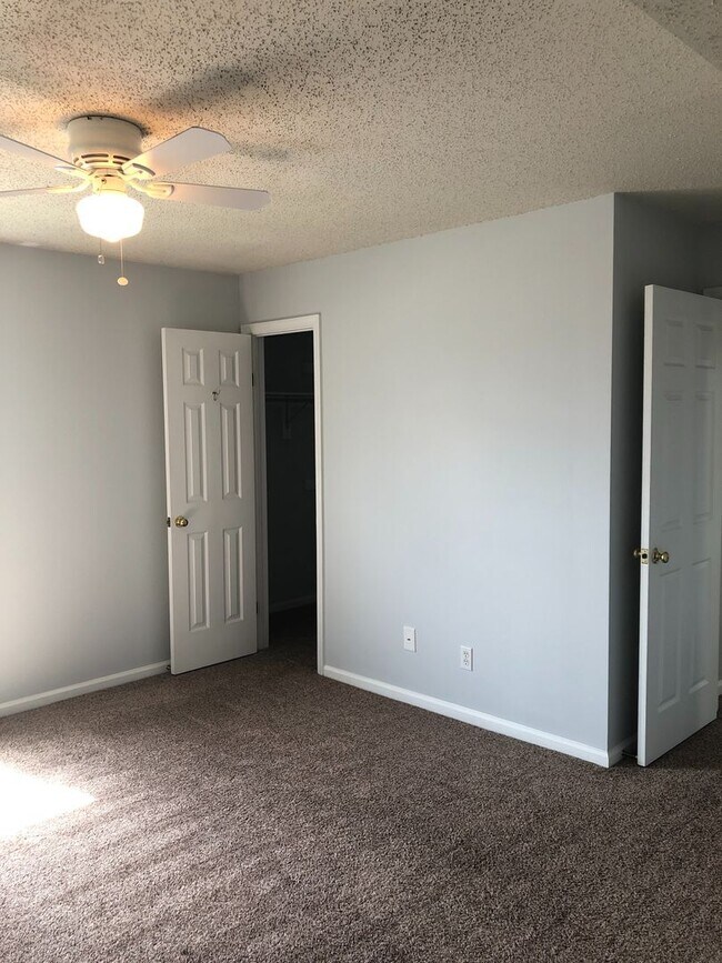 Building Photo - Highly desired unit located in Greenbrier ...