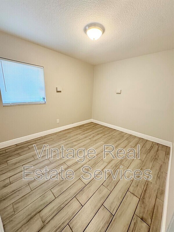 Building Photo - 4203 E Yukon St