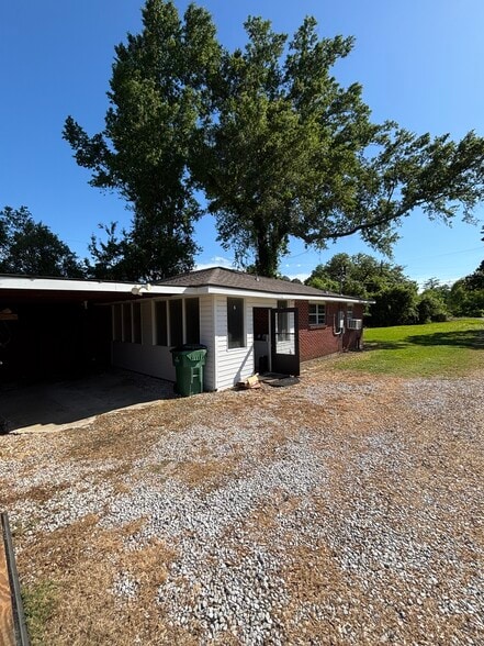 Building Photo - 17415 Sidney rd