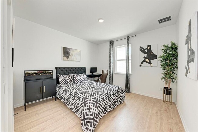 Building Photo - 5028 Olimpico Wy