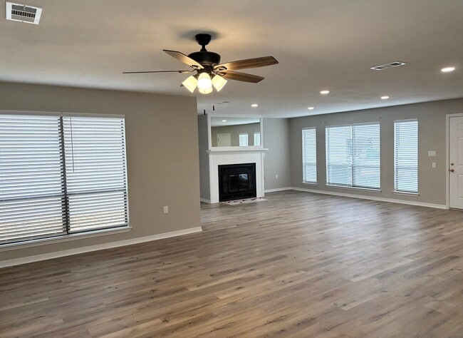 Building Photo - 926 Holbrook Cir