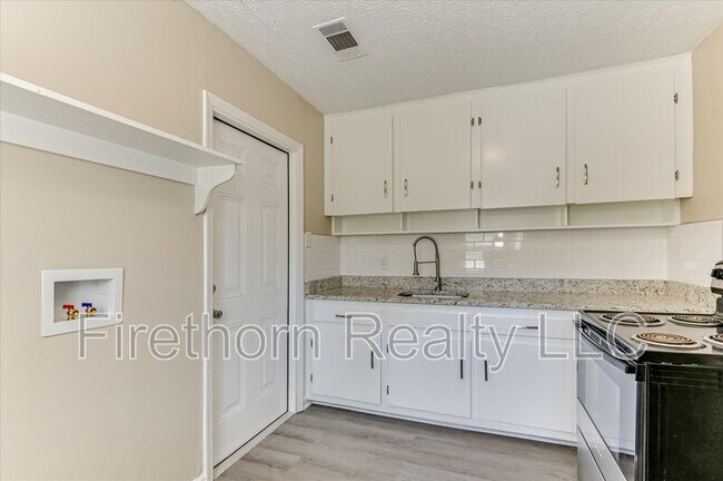 Building Photo - 924 Royalette Ave