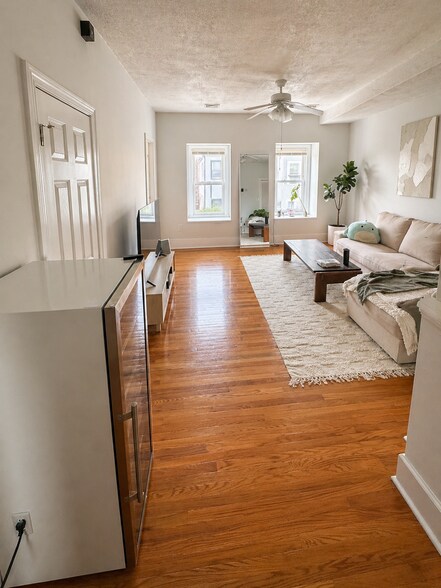 Building Photo - 136 W 7th St