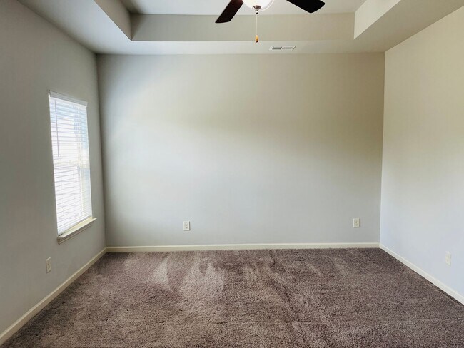 Building Photo - Wow! Check out this charming 3 bedroom 2.5 bathroom home in Newnan!