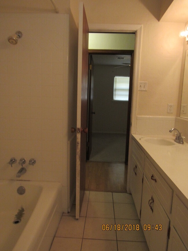 Building Photo - Great home located in Carriage Hills,