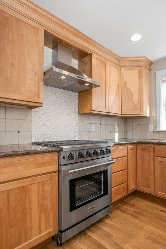Building Photo - Immaculate Urban Townhome in Famed Alaska ...