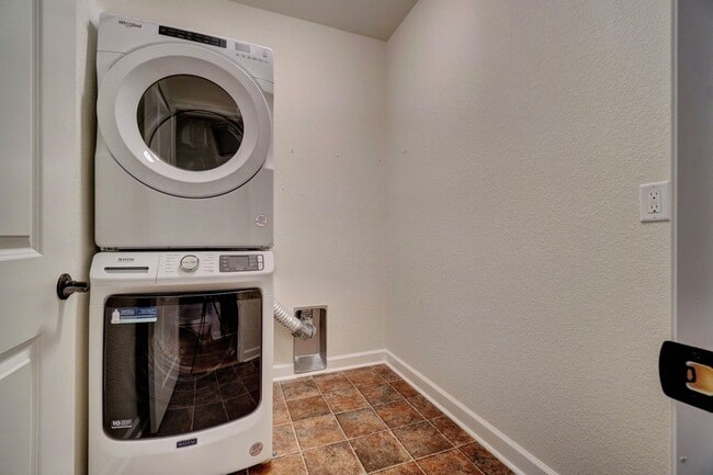 Building Photo - 4 bedroom condo in Suffolk