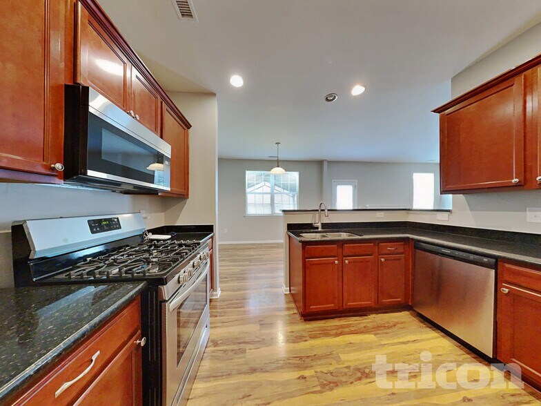 Building Photo - 1304 Lombar St