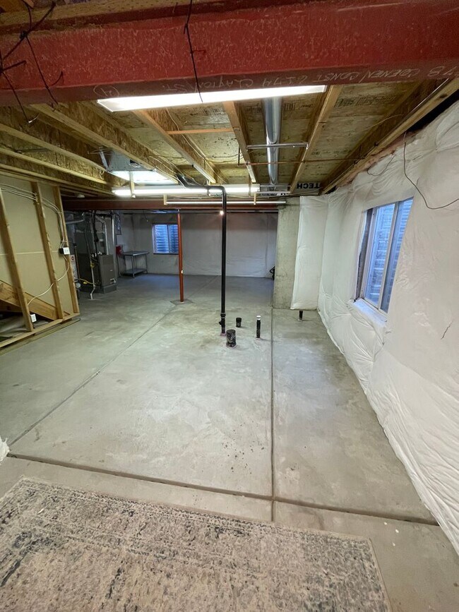 Building Photo - 4 Bedroom 3 Bathroom Home Available now!