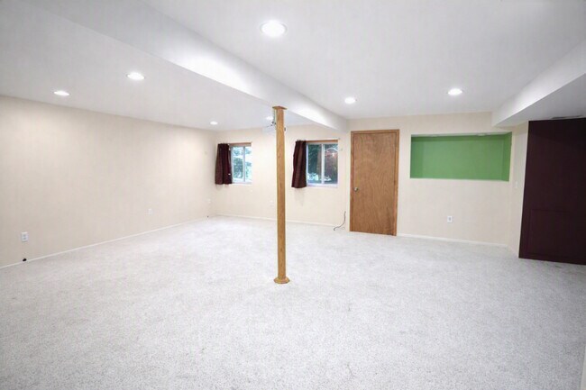 Building Photo - 318 Abington Woods Dr