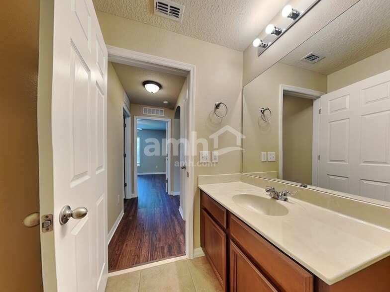 Building Photo - 915 Branchwood Way