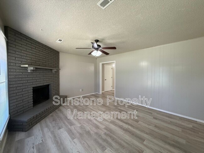 Building Photo - 308 W Austin St