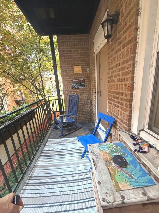 Building Photo - 1443 W Victoria St