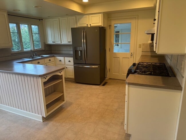 Building Photo - 3 Bedroom 2 Bath Ranch Home - Upper Arlington Schools