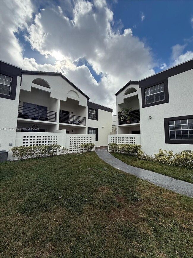 Building Photo - 9705 Fontainebleau Blvd