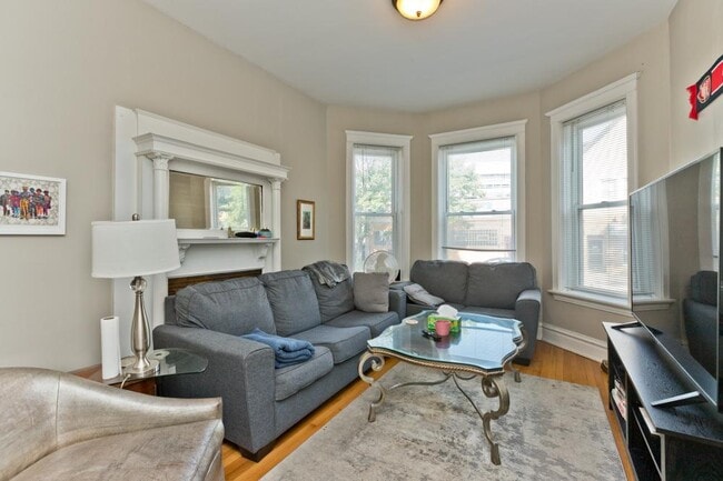 Primary Photo - 3 bedroom in Chicago IL 60657