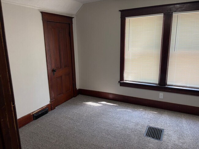 Building Photo - 3204 Holdrege St