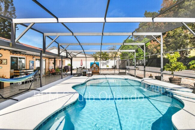 Building Photo - 4 Bedroom, 2 bathroom, 2 car garage, pool, backyard, close to Universal Studios and International...